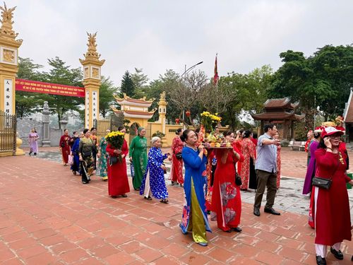 Ngay từ sớm, nhân dân làng Thanh Liệt đã có mặt để dâng lễ trình Thành hoàng làng. Ảnh: Kim Xuyến.