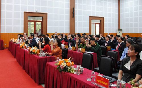 Các đại biểu HĐND phường Long Biên thông qua nghị quyết tại kỳ họp. Ảnh: Thế Dương