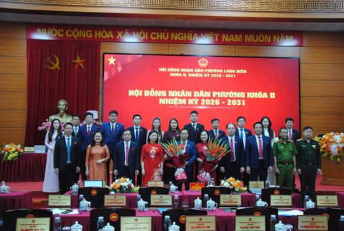 22 đại biểu HĐND phường Long Biên khóa II, nhiệm kỳ 2026-2031 nhận nhiệm vụ trước cử tri. Ảnh: Thế Dương