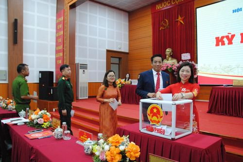 Các đại biểu HĐND phường Long Biên bỏ phiếu kiện toàn các chức danh lãnh đạo HĐND, UBND tại Kỳ họp thứ Nhất, HĐND phường khóa II, nhiệm kỳ 2026-2031. Ảnh: Thế Dương
