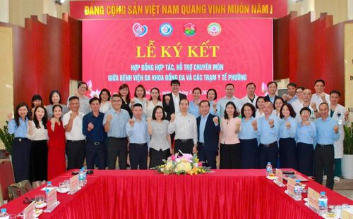 Các đại biểu chụp ảnh lưu niệm sau lễ ký kết, thể hiện quyết tâm nâng cao chất lượng y tế cơ sở.