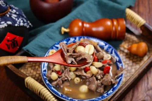 Canh tim heo hầm hạt sen có tác dụng dưỡng tâm, dễ ngủ, rất có ích cho những người thường xuyên bị mất ngủ. Ảnh: QQ.