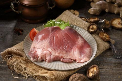 Trong quan niệm dân gian Trung Hoa, tim heo được cho là có tác dụng bổ tim. Ảnh: Sjpork.
