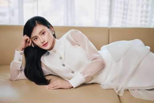  Trên trang cá nhân những ngày qua, Ý Nhi chia sẻ loạt khoảnh khắc trên sân khấu tổng duyệt cho chung kết Miss World Vietnam. Ở video hậu trường, cô xúc động bật khóc trước khoảnh khắc sắp trao lại vương miện hoa hậu sau 3 năm. 