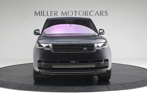 Là phiên bản cao cấp nhất của thương hiệu SUV hạng sang Land Rover, Range Rover SV sở hữu những tinh chỉnh tinh tế cả về ngoại thất và nội thất so với bản tiêu chuẩn.