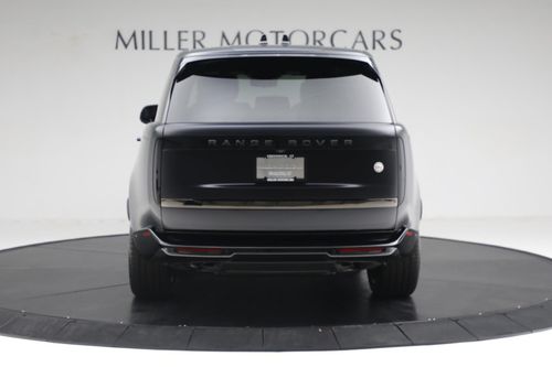 Thay vì những chi tiết mạ màu vàng hồng của gói Serenity, Range Rover SV Intrepid mạnh mẽ và thể thao hơn với những bề mặt được mạ chrome tối màu.