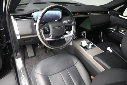 Nội thất của Range Rover SV vẫn sở hữu bảng đồng hồ taplo kỹ thuật số và màn hình trung tâm cảm ứng cong 13.1 inch. Tuy nhiên, cần số và các phím xoay bảng điều khiển giờ đây được ốp một lớp gốm màu trắng hoặc đen.