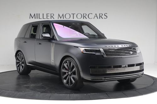 Tại nhiều thị trường, Range Rover SV khả dụng với nhiều loại động cơ khác nhau. Phiên bản cao cấp nhất P615 được trang bị động cơ V8 twin-turbo 4.4L, sản sinh công suất tối đa 615 mã lực và mô-men xoắn cực đại 750 Nm.