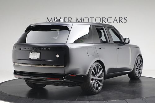 Đi kèm với động cơ mild-hybrid (MHEV) này là hộp số tự động 8 cấp do ZF sản xuất, hệ dẫn động 4 bánh toàn thời gian thông minh... cho khả năng tăng tốc từ 0 lên 100 km/h chỉ trong 4,7 giây, trước khi đạt tốc độ tối đa 261 km/h.