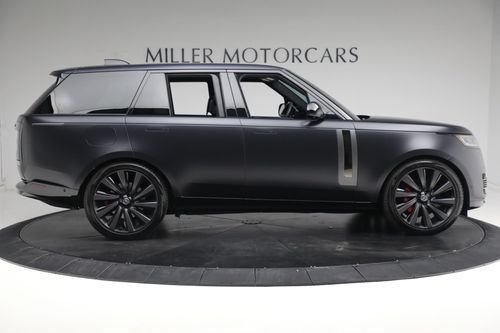 Dựa trên biến thể kéo dài trục cơ sở, mẫu SUV hạng sang này có kích thước 5.258 x 2.047 x 1.870, trục cơ sở 3.197 mm. Khoảng sáng gầm xe có thể tăng từ 219 mm lên 290 mm với khả năng lội nước tối đa 900 mm.