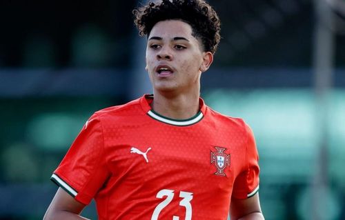 Con trai Ronaldo được tập luyện ở điều kiện tốt bậc nhất.
