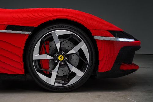  Từng chi tiết được tạo hình bởi những viên gạch Lego như cụm đèn trước với dải LED phát sáng, thân xe, cùm phanh, đĩa phanh... Tuy nhiên, mâm và lốp được sử dụng từ phụ tùng của chiếc siêu xe ngoài đời thực. 