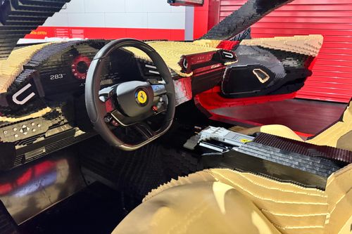 Tuy nhiên, vô lăng và đệm ghế được lấy từ phụ tùng của Ferrari, cũng như chiếc xe này không có cơ cấu đánh lái hay động cơ điện phụ trợ đi kèm. 