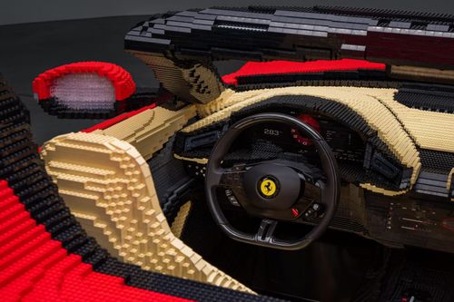  Nội thất của chiếc Ferrari 12Cilindri Spider này cũng được chế tác hoàn toàn bằng các viên gạch mini, như bảng đồng hồ taplo, bảng taplo, kính chiếu hậu, tựa lưng ghế... 