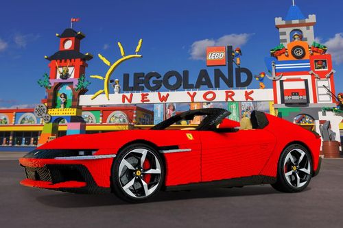  Khi tham quan Legoland New York Resort, phụ huynh và các em nhỏ có thể tương tác trực tiếp với mô hình 1:1 này, từ việc mở cửa cho đến ngồi vào không gian nội thất của chiếc Ferrari Lego lớn nhất thế giới. 