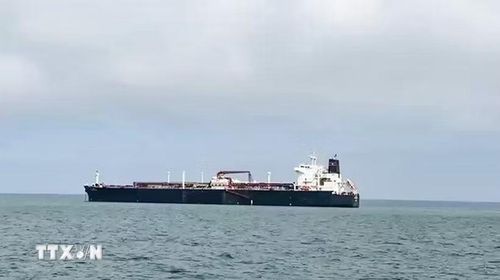 Tàu di chuyển qua eo biển Hormuz. (Ảnh: ANI/TTXVN)
