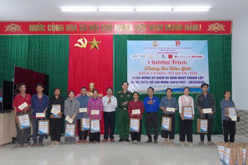 Trao quà tặng gia đình chính sách, người có công, hộ nghèo.