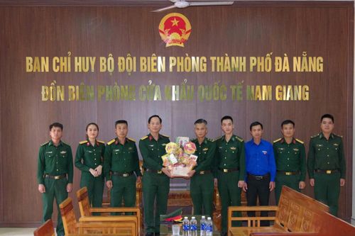 Thăm tặng quà tại Đồn Biên phòng Cửa khẩu Nam Giang.