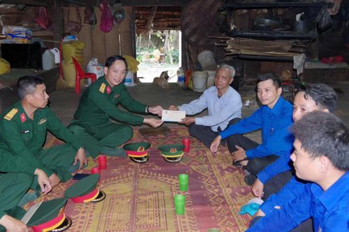 Thăm tặng quà người có uy tín.