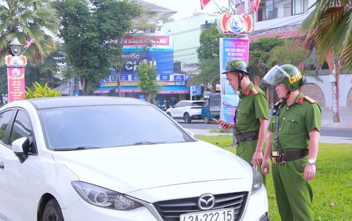 Lực lượng phường An Khê ra quân lập lại trật tự vỉa hè trên tuyến Yên Thế - Bắc Sơn. Ảnh: THANH ÁI 