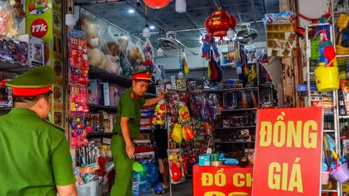  Các hộ kinh doanh tạp hóa được yêu cầu thu dọn, sắp xếp lại hàng hóa. Ảnh: XUÂN QUỲNH 
