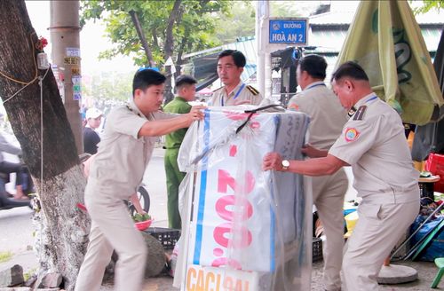  Đợt ra quân tập trung xử lý tình trạng lấn chiếm lòng, lề đường để kinh doanh trên các tuyến Yên Thế - Bắc Sơn, Đinh Liệt và Lê Trọng Tấn. Ảnh: THANH ÁI 