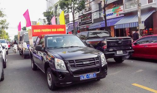  Lực lượng chức năng ra quân tuyên truyền lưu động đảm bảo trật tự đô thị trên đường Núi Thành (phường Hòa Cường). Ảnh: XUÂN QUỲNH 