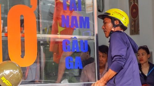  Các hộ kinh doanh phải bố trí quầy bán trong phạm vi nhà, không lấn chiếm lối đi bộ. Ảnh: XUÂN QUỲNH 