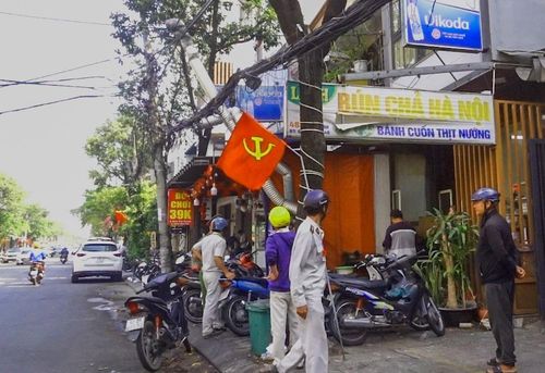  Lực lượng chức năng phát hiện ống khói được lắp đặt chắn ngang lối đi bộ. Ảnh: XUÂN QUỲNH 