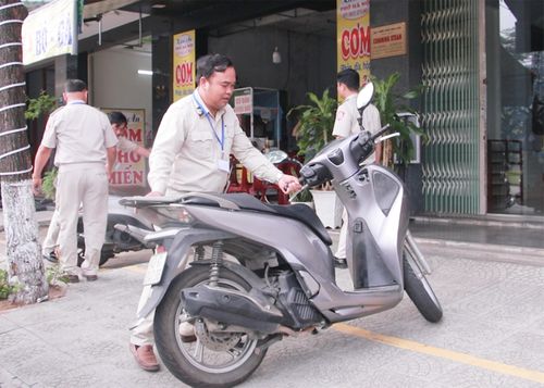  Thu dọn vật dụng, trả lại vỉa hè thông thoáng cho người đi bộ. Ảnh: THANH ÁI 