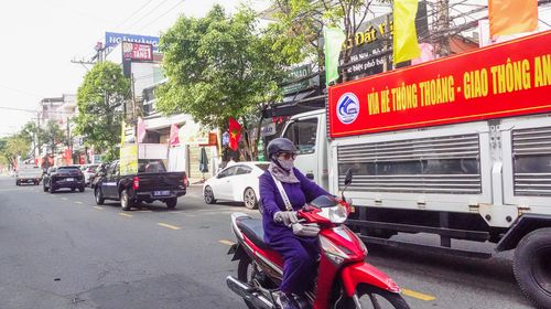  Xe tuyên truyền lưu động kêu gọi chung tay xây dựng vỉa hè thông thoáng. Ảnh: XUÂN QUỲNH 