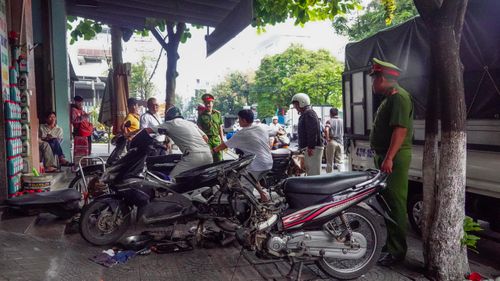  Một hộ sửa xe để phương tiện chắn ngang lối đi bộ trên vỉa hè. Ảnh: XUÂN QUỲNH 