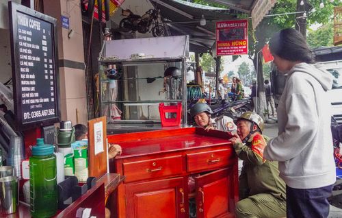  Lực lượng chức năng phường Hòa Cường tuyên truyền, lập lại trật tự vỉa hè trên đường Núi Thành. Ảnh: XUÂN QUỲNH 