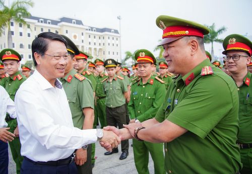  Lãnh đạo TP Đà Nẵng động viên các lực lượng làm nhiệm vụ. Ảnh: XUÂN QUỲNH 