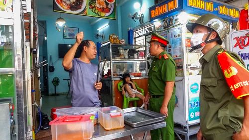  Giai đoạn này, công tác tuyên truyền, nhắc nhở được đẩy mạnh nhằm tạo sự đồng thuận của người dân. Ảnh: XUÂN QUỲNH 