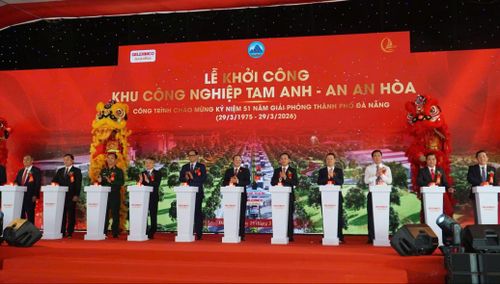 Các đại biểu ấn nút khởi công dự án