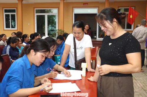 Phía bên ngoài, đoàn viên thanh niên trường THPT Thanh Chương 3 tích cực hỗ trợ ghi phiếu, hướng dẫn người dân đến các khu vực để việc khám được thuận tiện.
