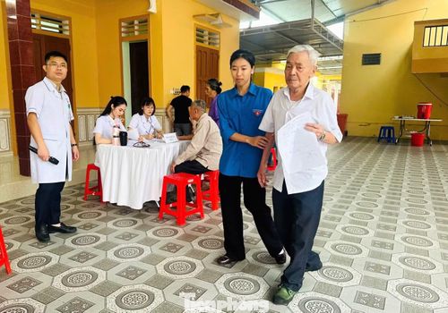 Những cụ già lớn tuổi được đoàn viên hỗ trợ dìu đến các khu vực khám.