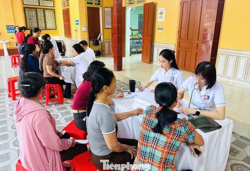 Trước khi thăm khám, người dân sẽ được các cán bộ y tế thăm hỏi về tình trạng sức khỏe, để nhằm khám chuyên sâu, sớm phát hiện các căn bệnh có nguy cơ.