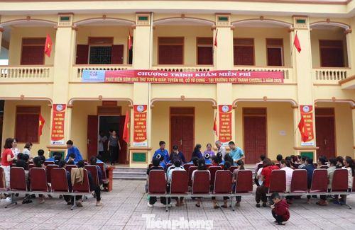 Ngày 29/3, Ban Giám hiệu Trường THPT Thanh Chương 3 (xã Cát Ngạn, tỉnh Nghệ An) cho biết, đơn vị này vừa phối hợp với Bệnh viện Ung bướu Nghệ An và Đoàn trường tổ chức chương trình khám tầm soát, phát hiện sớm ung thư cho người dân trên địa bàn xã.