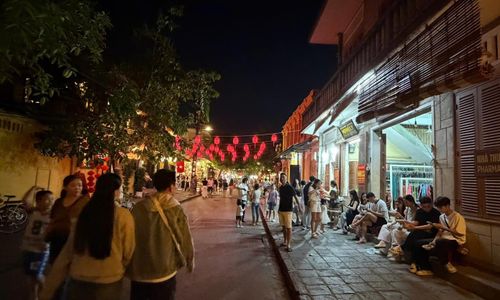Một quán nước lấy bậc thềm làm chỗ ngồi cho khách thay vì tràn ra vỉa hè như trước đây.
