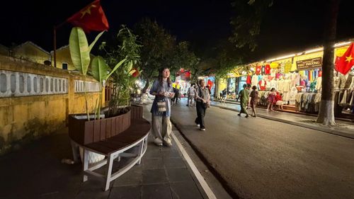 Một ghế dừng nghỉ được bố trí trên phố nơi trước đây là chỗ kinh doanh vỉa hè của người dân.