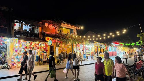  Các cửa hàng chuyển sang kinh doanh trong nhà, đảm bảo mỹ quan đô thị. 