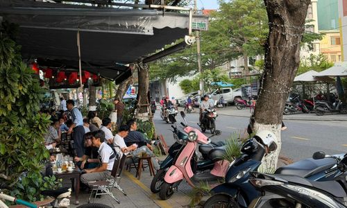 Nhiều vỉa hè ở khu vực trung tâm Đà Nẵng đang bị chiếm dụng để kinh doanh.
