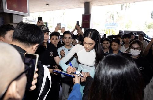 Hoa hậu Opal Suchata có mặt tại Việt Nam để tham dự đêm chung kết Miss World Vietnam 2025 diễn ra tối 29/3 tại TP.HCM. Tại sân bay, người đẹp Thái Lan nhận được sự chào đón nồng nhiệt từ người hâm mộ.