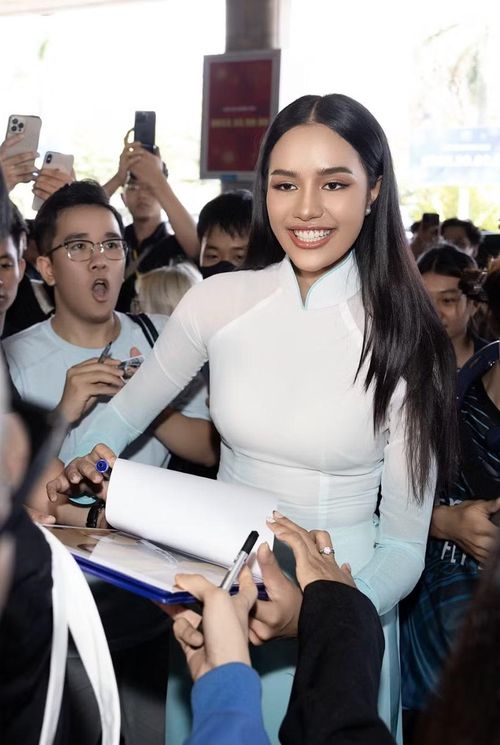 Cô lựa chọn áo dài truyền thống của Việt Nam, ghi điểm với phong thái nhẹ nhàng, gần gũi.