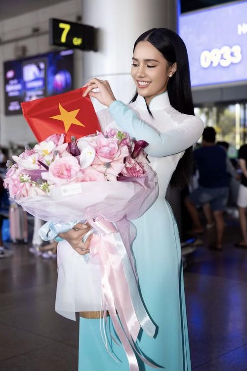 Tại Miss World 2025, Opal vượt qua hơn 100 thí sinh để giành vương miện, trở thành người đẹp Thái Lan đầu tiên đăng quang danh hiệu này. Chiến thắng của Opal được nhiều khán giả ủng hộ, khi cô thể hiện sự ổn định trong suốt hành trình dự thi. Trước đó, bà Julia Morley - chủ tịch Miss World - cũng đã có mặt tại Việt Nam để chuẩn bị cho sự kiện.