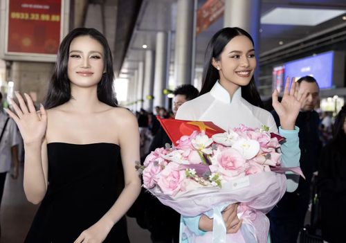 Opal Suchata, 22 tuổi, cao 1,8 m, là sinh viên ngành Luật, chuyên ngành Quan hệ quốc tế tại Đại học Thammasat. Cô thông thạo tiếng Anh và tiếng Trung, được đánh giá cao không chỉ bởi ngoại hình mà còn ở khả năng giao tiếp và nền tảng học vấn.