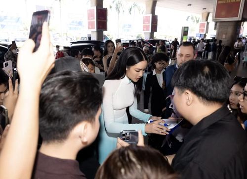 Đương kim Hoa hậu Thế giới trong vòng vây của fan sắc đẹp tại Việt Nam.