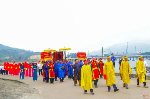 Lễ rước Thánh, dâng hương, dâng hoa và báo công không chỉ là nghi lễ truyền thống quan trọng trong Lễ giỗ lần thứ 649 Chế Thắng phu nhân Nguyễn Thị Bích Châu mà còn là dịp để mỗi người hướng về cội nguồn, cầu mong quốc thái dân an, mưa thuận gió hòa, quê hương ngày càng giàu đẹp, phát triển.